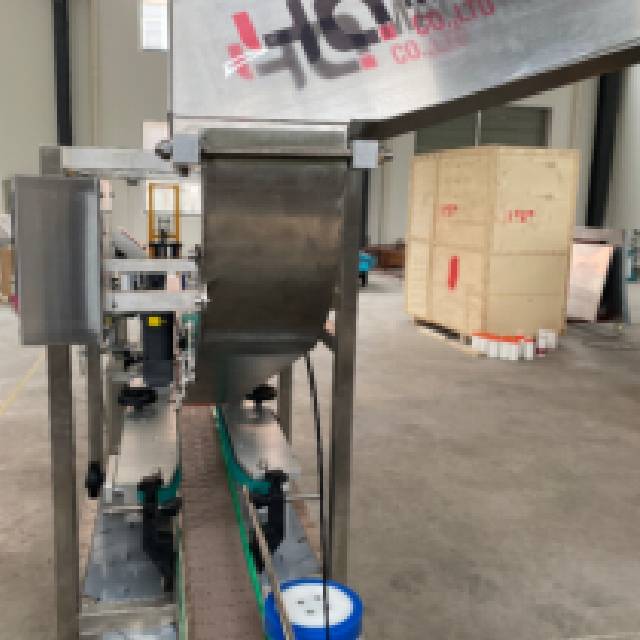 Lid Press Machine With Cap Sorting Elevator5 Lid Press Machine With Cap Sorting Elevator5