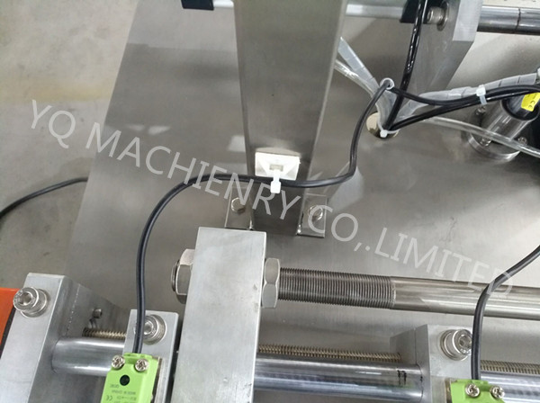 semi auto spout pouch filling machine 1.jpg