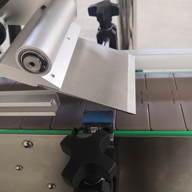 Automatic Flat Surface Labeling Machine