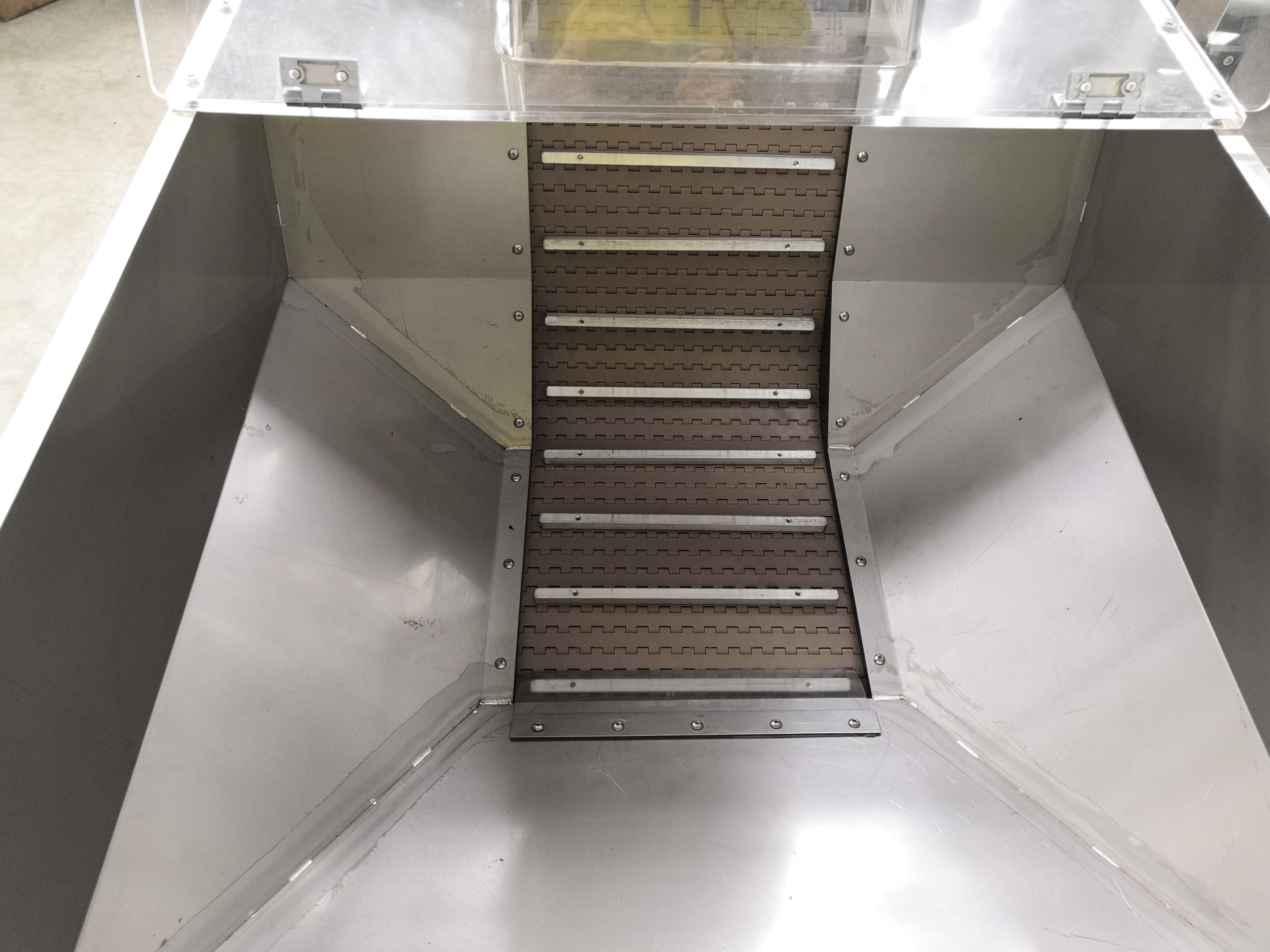 Cap Feeder with Sorting System