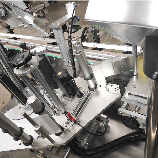 Top And Orienting labeling Machine 1